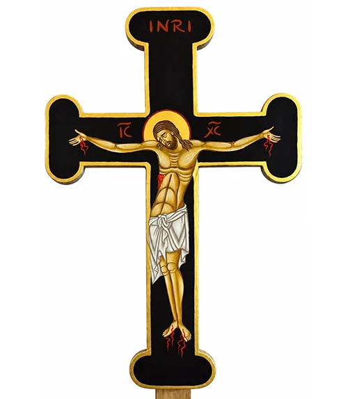 Crucifijo de estilo bizantino con Cristo crucificado sobre una cruz negra con detalles dorados.