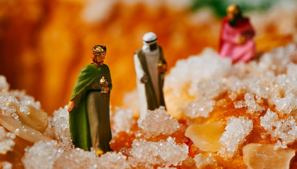the magi on a typical spanish kings cake