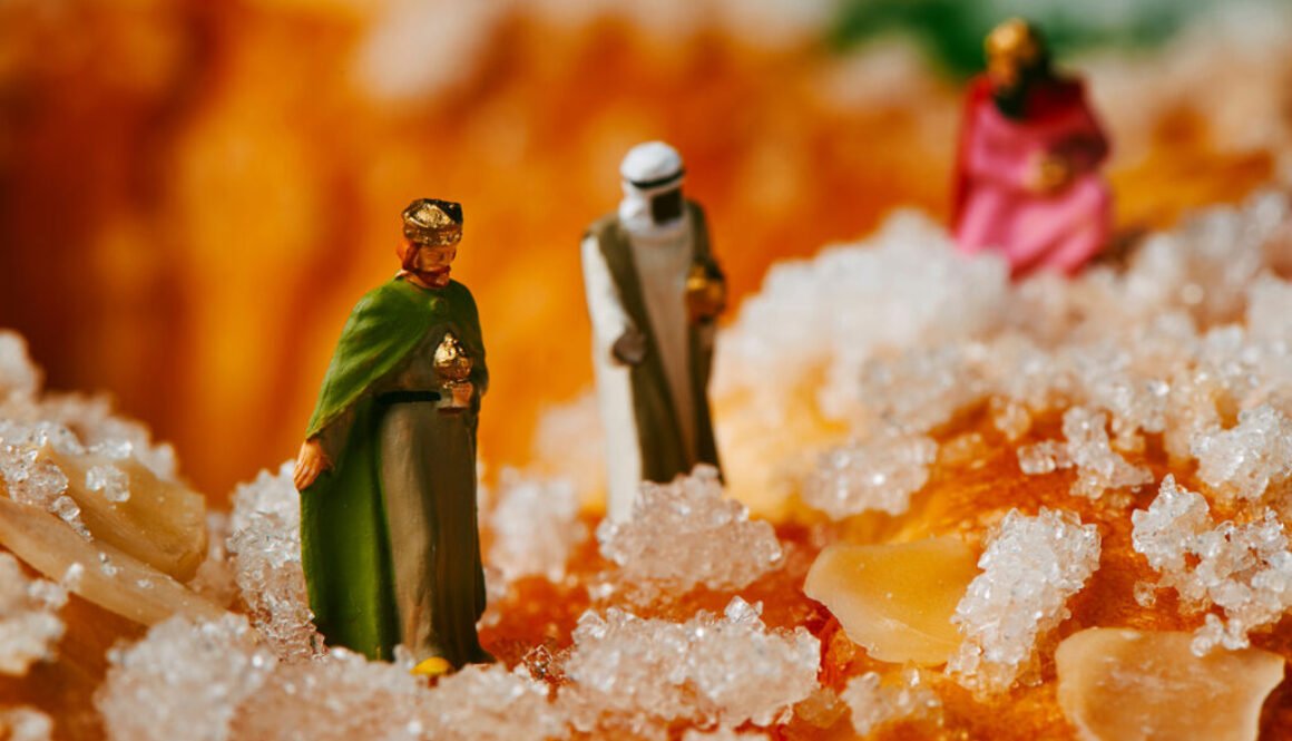 the magi on a typical spanish kings cake