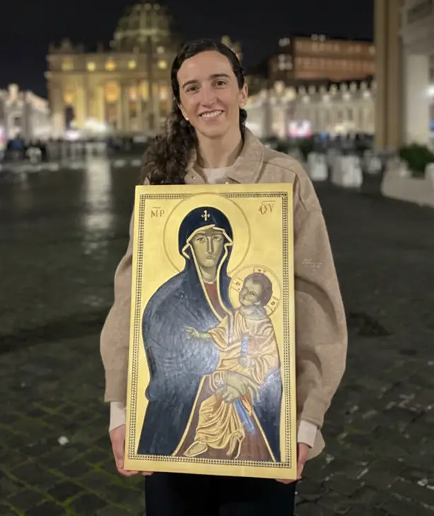 Taís Gea con uno de sus iconos frente a la Plaza de San Pedro en el Vaticano.
