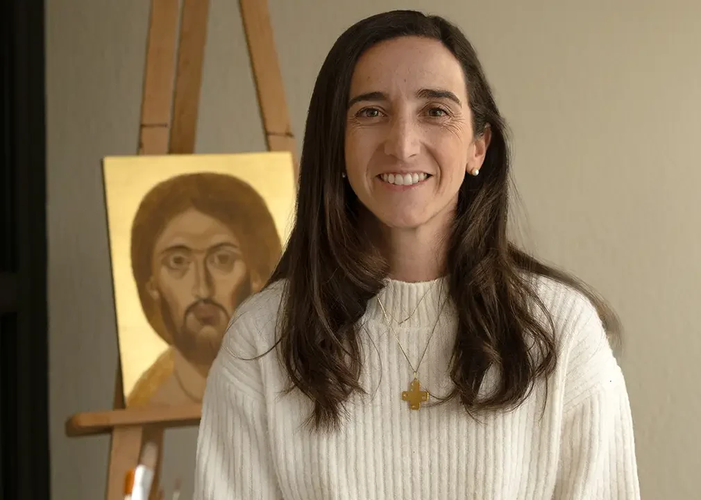 Taís Gea contemplando uno de sus iconos en la página Quién es Taís Gea de Bet Tefilá.