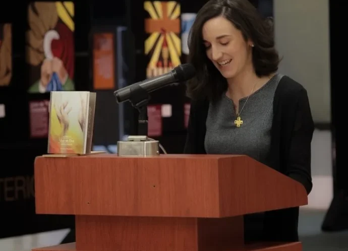 Taís Gea impartiendo una conferencia sobre iconografía y espiritualidad en Bet Tefilá.