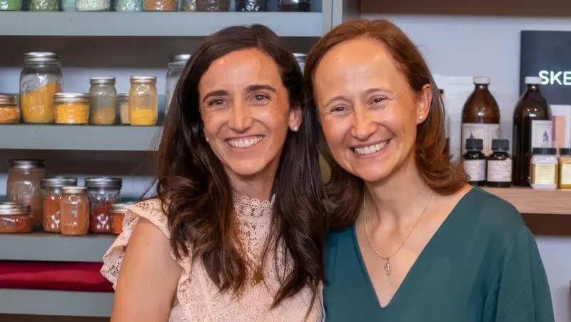 Equipo de Bet Tefilá, Taís Gea y Perla Muro sonrientes en el taller de iconografía bizantina.
